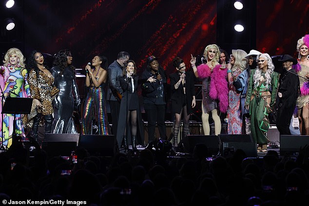 Либералы объединяются: 20 марта Марен с гордостью выступила на благотворительном мероприятии Love Rising в Нэшвилле, протестуя против законодательства штата Теннесси, направленного против исполнителей-трансвеститов, транс-молодежи и однополых браков.