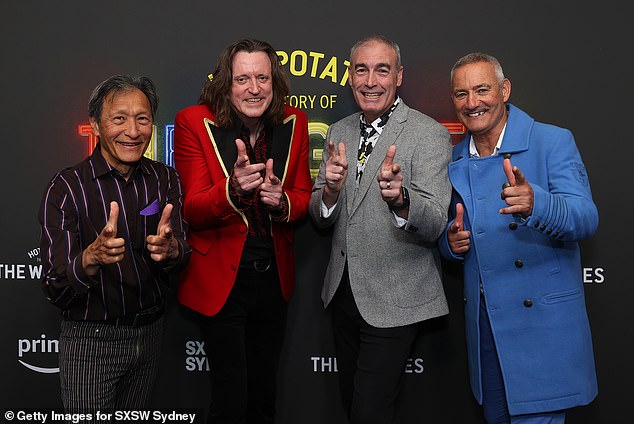 Члены-основатели The Wiggles, в том числе Джефф Фатт, Мюррей Кук, Грег Пейдж и Энтони Филд, все сделали знаковые точки пальцем Wiggle.  На фото слева направо