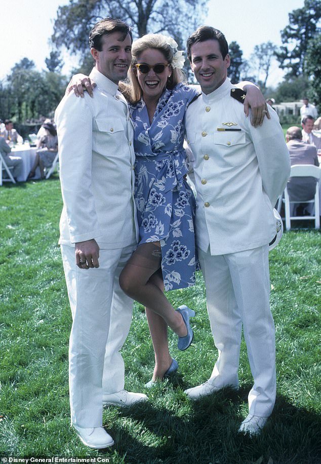 Шэрон между Майклом Вудсом (слева) и Хартом Бохнером в 1988 году на съемках фильма «Война и воспоминания».