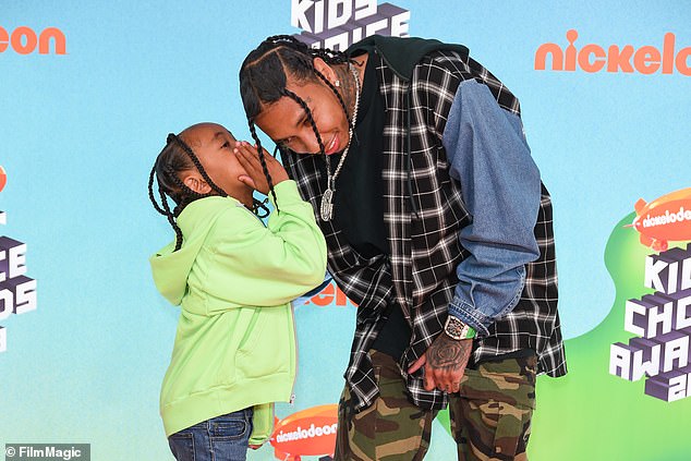 Момент отца и сына: Тайга и Кинг на фото на церемонии вручения премии Kids' Choice Awards в 2019 году