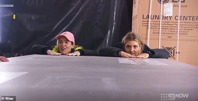 На снимке: Элиза и Либерти из The Block ласкают свою кухонную столешницу в Косентино.