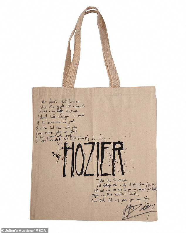 Ирландский певец и автор песен Hozier на аукцион подписал фирменную холщовую сумку с текстом песни Take Me to Church.