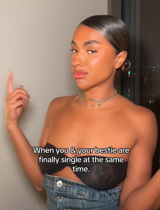 Модель PrettyLittleThing Лола подтвердила расставание, когда поделилась видео со своей лучшей подругой и написала: «Когда ты и твоя подруга наконец-то одиноки одновременно».