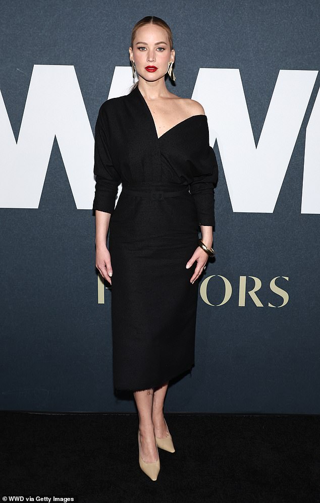 Красиво: 33-летняя оскароносная актриса выглядела невероятно в черном шерстяном платье с открытыми плечами от Dior.