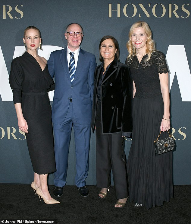 Слева направо: Дженнифер позировала с Джеймсом Фэллоном, Марией Грацией Кьюри и Амандой Смит.