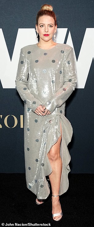 Хелен Йорк появилась в серебристом платье с длинными рукавами в горошек.