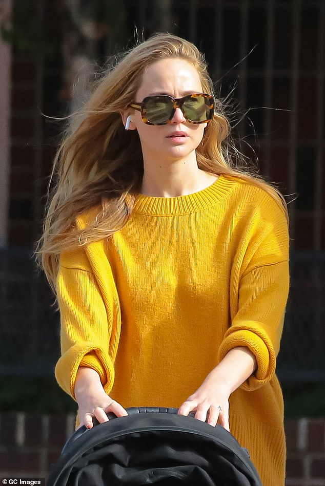 Знаток стиля: известная актриса носила золотисто-желтый свитер со стильными струящимися белыми шортами.