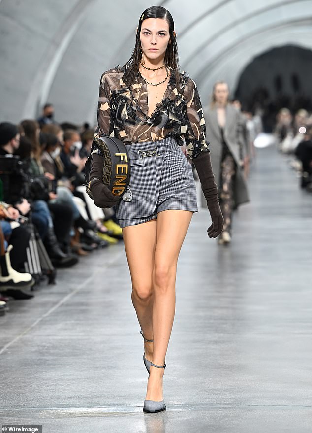 Ограниченное время: другой пользователь написал: «Ну да, черт возьми, Титаник был спущен на воду в 1912 году», а третий немного язвительно написал: «Ну, Лео еще не родился, когда Титаник затонул, поэтому каждый из них пропустил предыдущую версию истории'