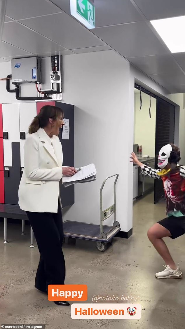 В забавном видео, опубликованном в Instagram, Натали выглядела испуганной, когда пришла в офис, и перед ней выскочил жуткий клоун.