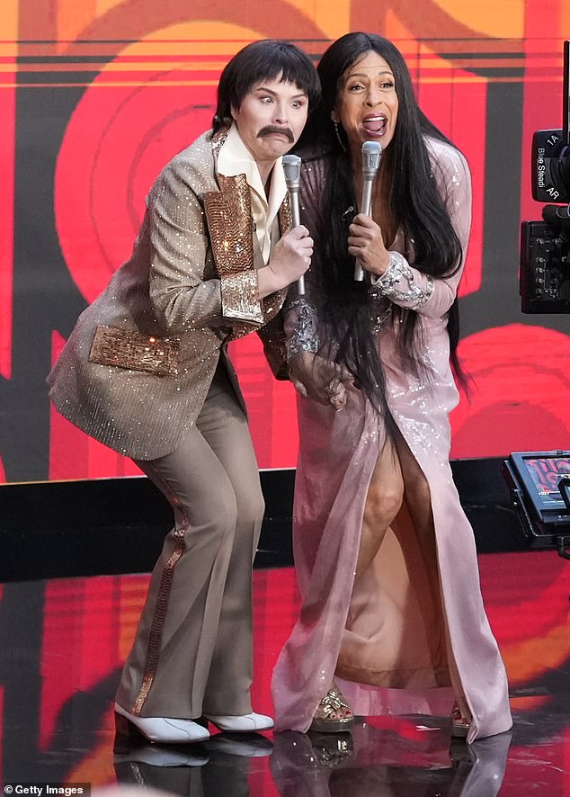 Дженна Буш Хагер, 41 год, и Хода Котб, 59 лет, выступали в роли легендарного музыкального дуэта Сонни и Шер. Хода носил длинное струящееся розовое платье, длинный коричневый парик и огромные серьги-кольца.