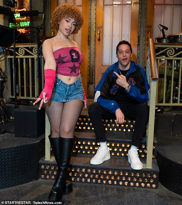 Айс Спайс демонстрирует свою дерзкую попу, позируя за кулисами с Питом Дэвидсоном на съемках шоу Saturday Night Live в Нью-Йорке.