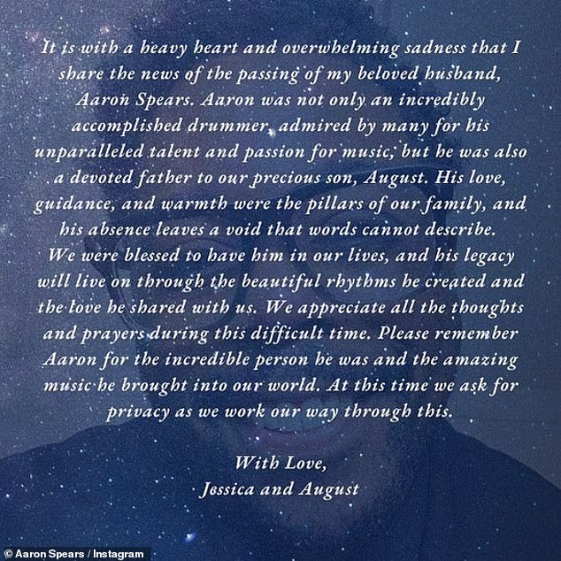 Душевно: Джессика завершила свое послание, написав, что его семья ценит «все мысли и молитвы в это трудное время».  Пожалуйста, помните Аарона за то, каким невероятным человеком он был, и за потрясающую музыку, которую он принес в наш мир».