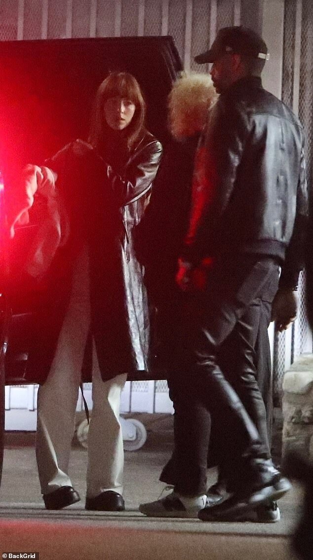Дакота Джонсон вместе со своей матерью Мелани Гриффит посетила концерт Coldplay бойфренда Криса Мартина в Rose Bowl в Лос-Анджелесе… актрисы среди многих присутствующих звезд