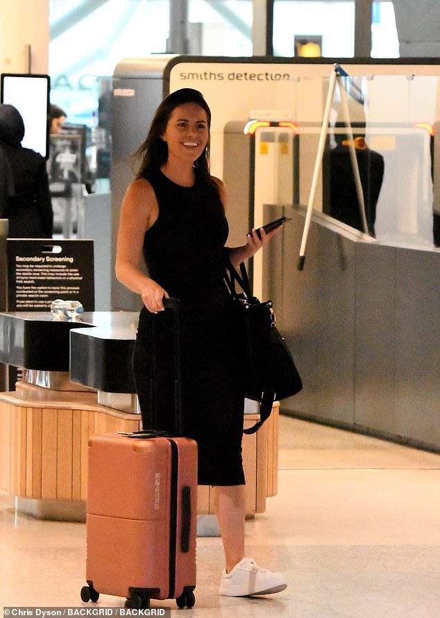 Даника Мейсон: ведущая Channel Nine Sports вся улыбается, когда ловит рейс из Сиднея после отмены свадьбы с Тоддом Любинскасом