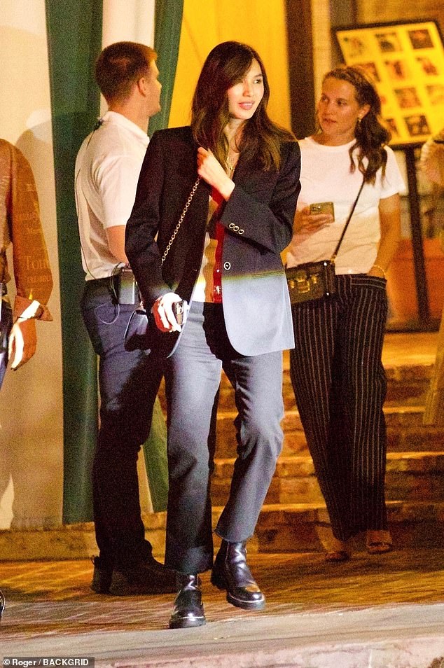Джемма Чан, Хлоя Грейс Морец и Алисия Викандер выглядят непринужденно шикарно, наслаждаясь девичьей вечеринкой в ​​частном клубе Лос-Анджелеса.