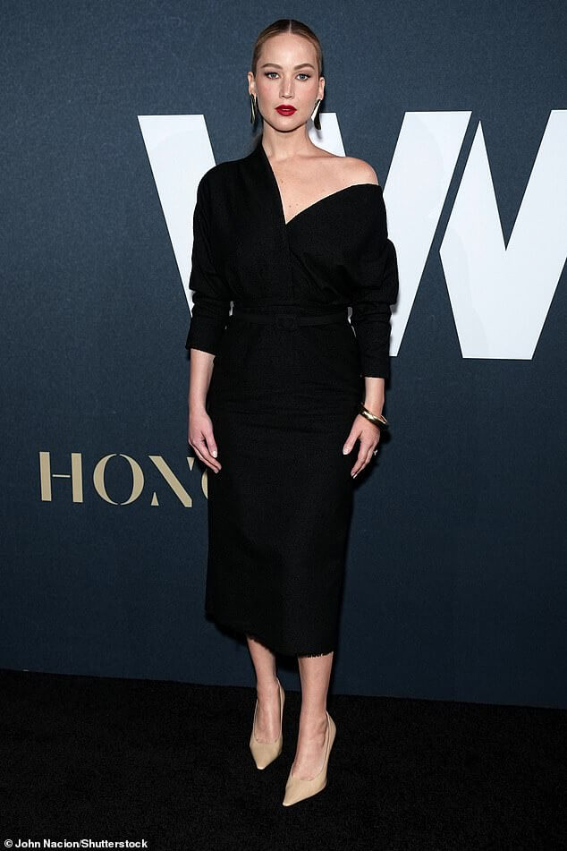 Дженнифер Лоуренс поразительно красива в черном платье с открытыми плечами, когда она возглавляет церемонию WWD Honors в Нью-Йорке… после того, как взорвала Интернет ЭТОЙ обнаженной сценой