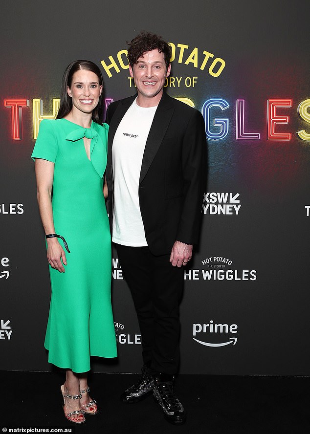 Лахлан Гиллеспи из The Wiggles и его жена Дана Стивенсон редко появляются на публике на премьере фильма Hot Potato: The Story of The Wiggles.