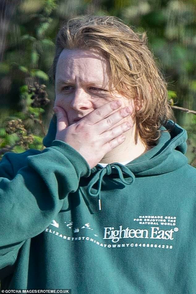 Обеспокоен: 27-летнего Льюиса Капальди хвалили за его героические действия после того, как он бросился на помощь пожилой женщине, потерявшей сознание в Хэмпстед-Хит на севере Лондона.