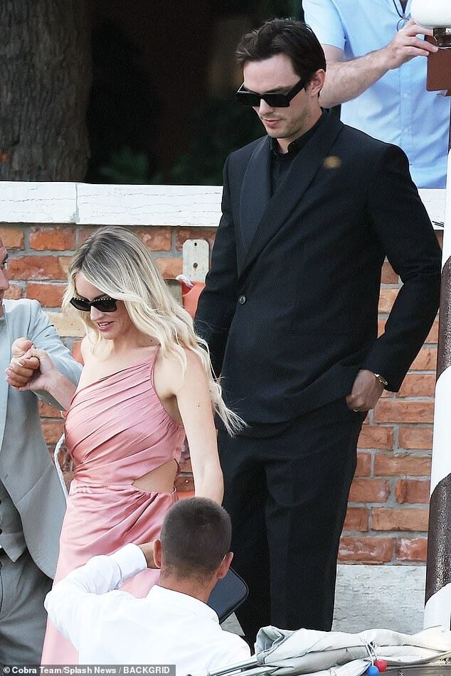 Пара голов: Николас Холт, 33 года, и Брайана Холли, 30 лет, были среди звезд на свадьбе Ани Тейлор-Джой, 27 лет, и Малкольма Макрея, 28 лет, в Венеции в воскресенье