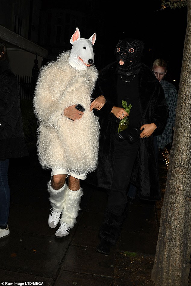Кто это!  Ник Гримшоу и Мешах Генри были замаскированы костюмами животных.
