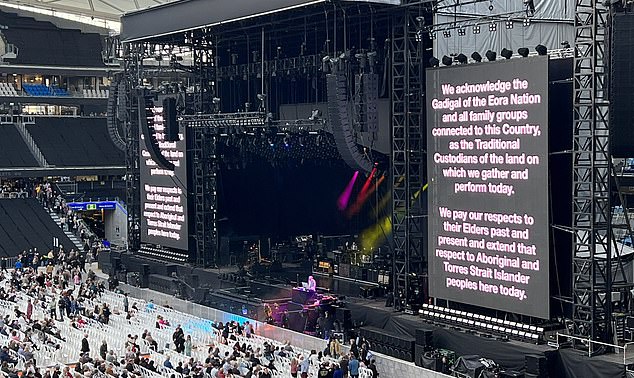 Вывеска была показана на двух больших экранах на концерте Маккартни на стадионе «Альянц» в пятницу и субботу вечером.