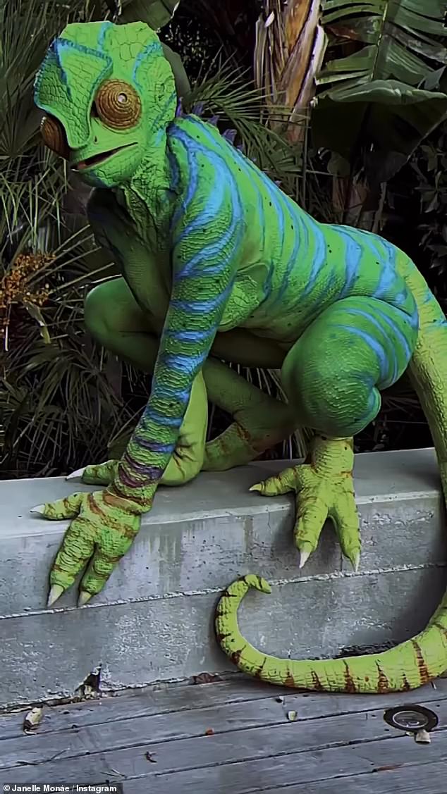 Ух ты!  37-летняя певица привлекла всеобщее внимание, нарядившись хамелеоном в невероятный костюм-трансформер всего тела.