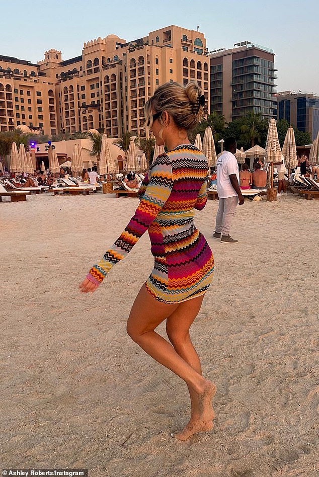 Певица позировала на песке Дубая в разноцветном платье во время залитого солнцем отпуска.
