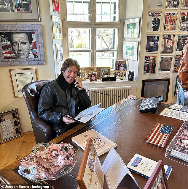 Заполнение места: на последнем снимке персонажа из социальных сетей он изображен сидящим за столом, напоминающим тот, который использовался во время пребывания его отца на посту губернатора Калифорнии с 2003 по 2011 год.