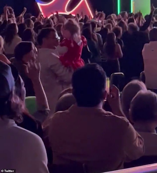 Танцы: Орландо Блум танцевал со своей счастливой дочерью в зале.  Актер Gran Turismo был замечен подпрыгивающим трехлетней Дэйзи, пока ее мать пела «Прикованный к ритму», в видео, опубликованном на X, ранее известном как Twitter.