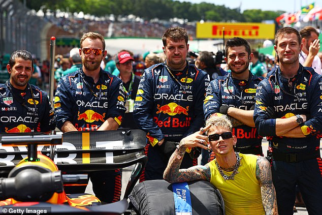 Команда: Келли сказал, что для него «большая честь» присутствовать на воскресной гонке (на фото с гоночной командой Red Bull)