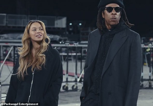 Большой сторонник: в другой сцене хитмейкер Drunk In Love и ее муж Джей-Зи вместе прогуливались по пустому стадиону.