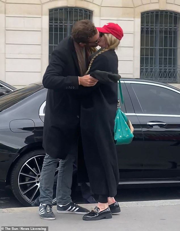 27-летнюю Софи сфотографировали целующейся с аристократом Перегрином Пирсоном в Париже в октябре.