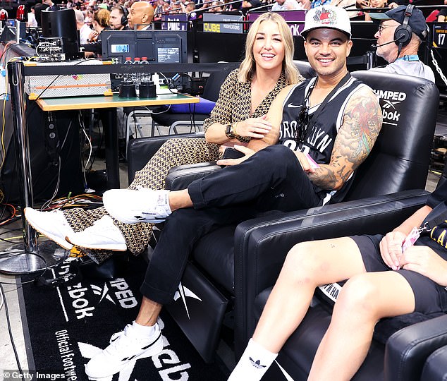 Она выбрала теплый макияж с розовой помадой, распустила и выпрямила светлые волосы.