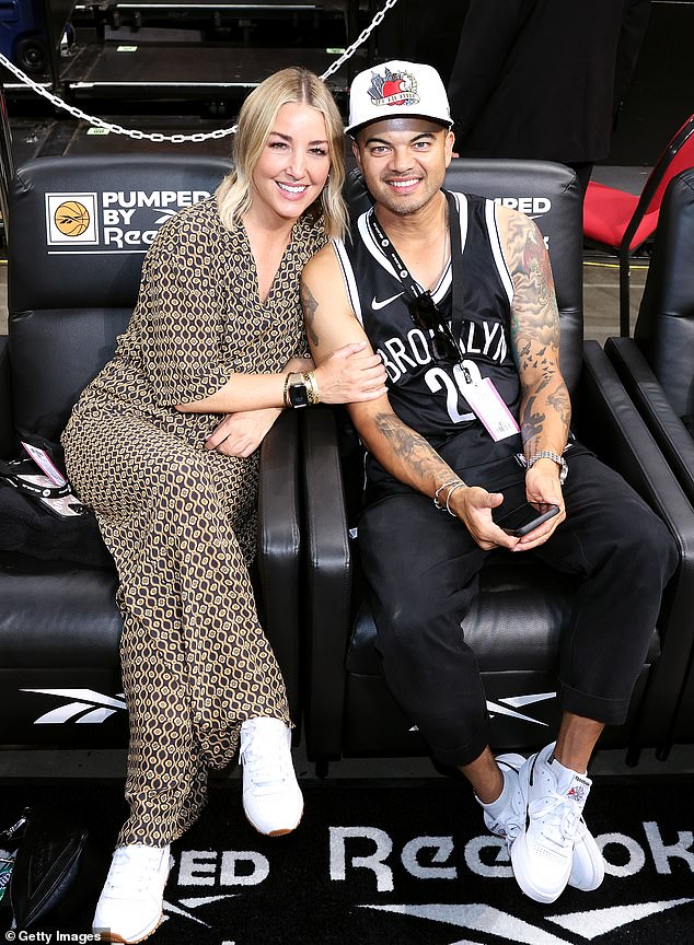 Это произошло после того, как Гай рассказал о разрыве со своей женой Джулс.