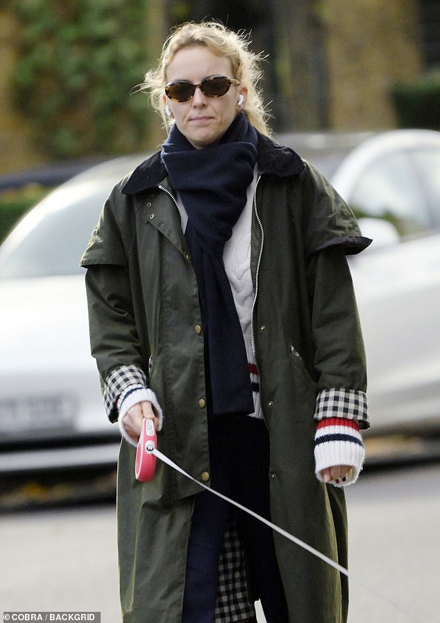 Соло: Джоди отправилась на одиночную прогулку со своей милой собачкой по северному Лондону.