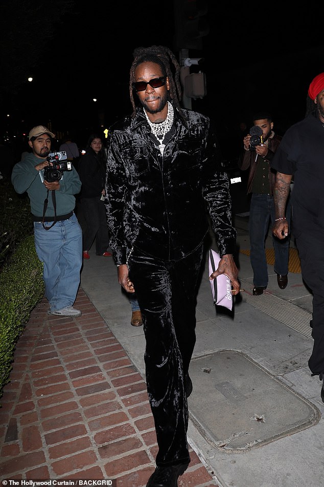 Безупречно: рэпер 2 Chainz выглядел безупречно в свободном, повседневном черном бархатном костюме и черной обуви.