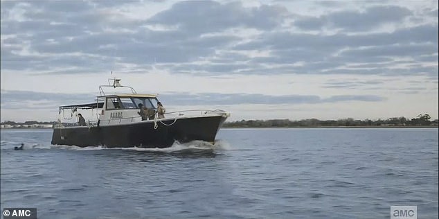 Поездка на лодке: группа завязала глаза Трейси на лодке, чтобы она не могла сообщить местонахождение ПАДРЕ.