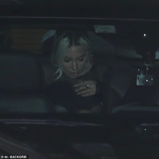 37-летняя Леди Гага была сфотографирована прибывающей в автомобиле на звездную голливудскую вечеринку.