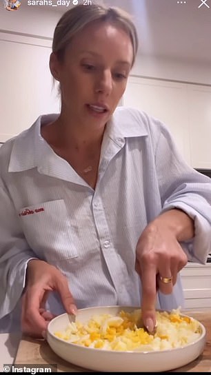 Освещая ситуацию, Сара затем показала своим последователям, как приготовить «расистские яйца» в кулинарном уроке.