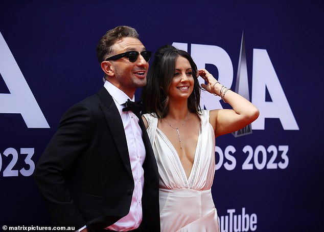 Тем временем Томми выглядел великолепно в черном пиджаке и брюках того же цвета, а также белоснежной рубашке и галстуке-бабочке.  На фото: Томми и Брук