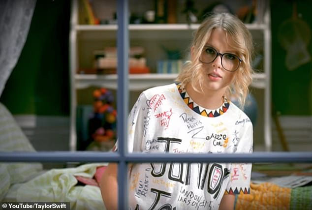 Дизайн проекции был основан на футболке Свифт, которую она носила в своем клипе 2008 года на песню You Belong With Me.