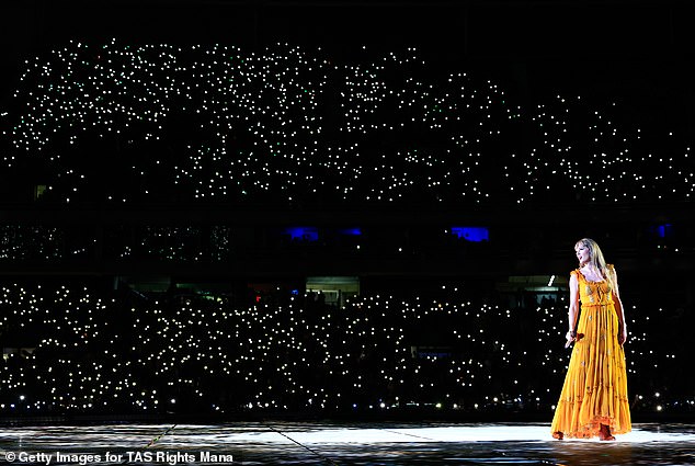 Тейлор Свифт выступает на сцене во время тура The Eras Tour на Олимпийском стадионе Нилтон Сантос в Рио.
