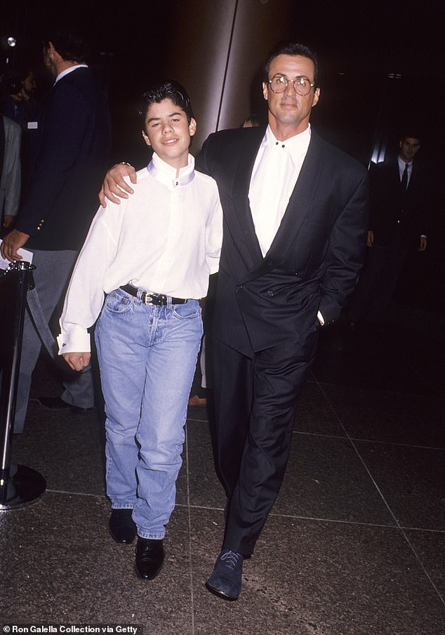 Слава: На момент выхода фильма в ноябре 1990 года Рэмбо-сенсация начинала с бурной карьеры в своей карьере с десятилетием хитов, включая несколько фильмов из франшиз «Рокки» и «Рэмбо» (Отец и сын изображены вместе в Премьера Rocky V в Западном Голливуде в ноябре 1990 года)