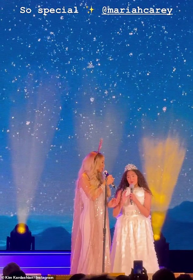 Дуэт: 54-летняя Мэрайя Кэри привела с собой на сцену свою 12-летнюю дочь Монро для исполнения дуэта ее хита 1994 года «Иисус, рожденный в этот день».