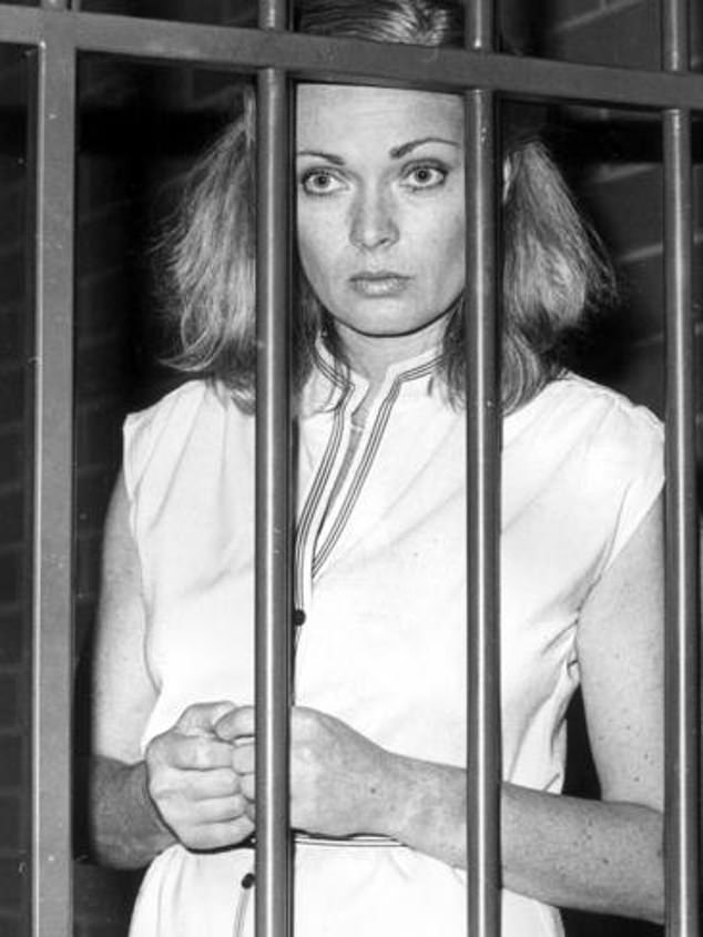 Юная Ровена изображена в 1970-х годах во время выступления в сериале «Узник».