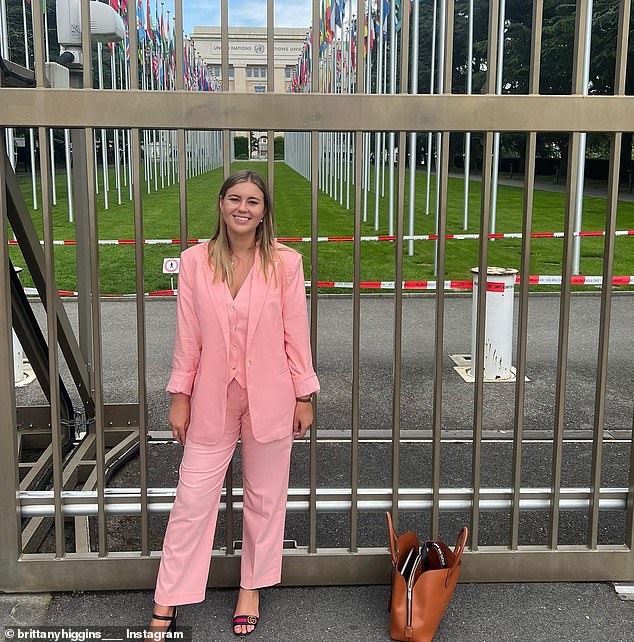 Г-жа Хиггин поделилась серией своих снимков возле штаб-квартиры Организации Объединенных Наций в Женеве (на фото)