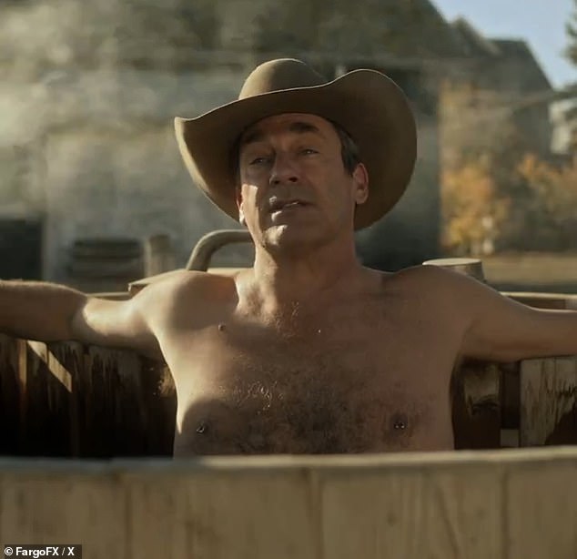 Примечательно: 52-летний актер, который играет шерифа в сериале, привлек внимание зрителей, когда он появился без рубашки и с кольцами на сосках во время купания в гидромассажной ванне в трейлере.