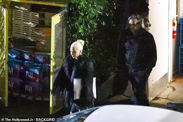 Повседневный образ: Полански надел черную пуговицу, брюки и очки.