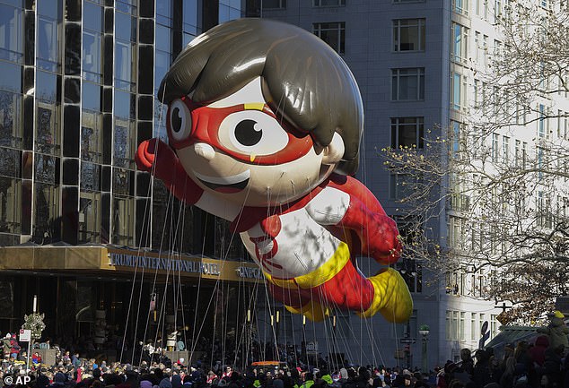 Хендлеры управляют воздушным шаром «Красный Титан из мира Райана»