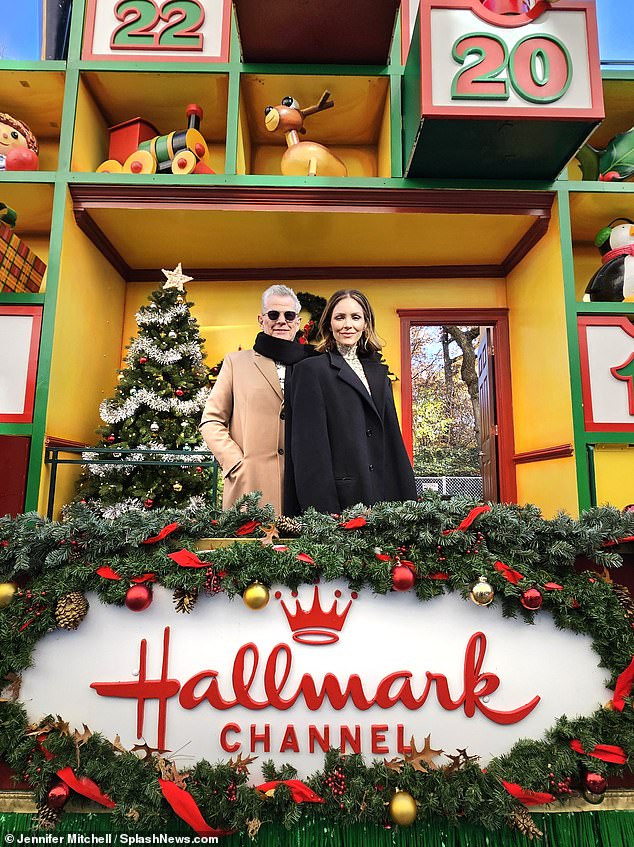 Уии!  Пара с мая по декабрь веселилась на платформе Heartwarming Holiday Countdown на канале Hallmark Channel, на которой был представлен трехмерный рождественский адвент-календарь с большими игрушками внутри каждого кубика.